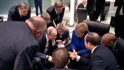 Bild: Alexei Nikolsky/Sputnik/Kremlin Pool Photo/AP/dpa
Der russische Präsident Wladimir Putin (Vierter von links) unterhält sich Bundeskanzlerin Angela Merkel (CDU) und dem ägyptischen Staatschef Abdel Fattah al-Sisi (Zweiter von rechts) während der Libyen-Konferenz.