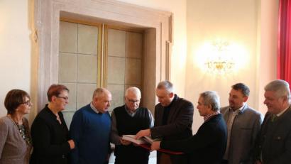 Bild: exb
Stellvertretende Landrätin Margit Kirzinger, stellvertretende Kreisvorsitzende Maria Sauer, Landratskandidat Peter Lehr, Wahlbeauftragter Erich Völkl, stellvertretender Wahlleiter Martin Koppmann, Wahlbeauftragter Helmut Fastner, Kreisvorsitzender Markus Ludwig und Fraktionsvorsitzender Günter Stich (von links) bei der Abgabe des Wahlvorschlags.