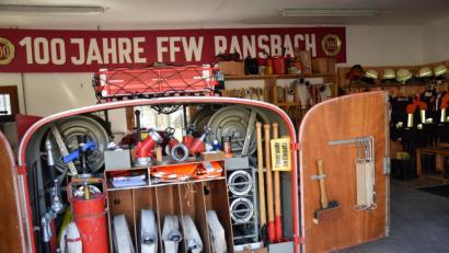 Bild: bö
Der 1960 gebaute Löschanhänger der Freiwilligen Feuerwehr Ransbach ist immer noch gut in Schuss und bleibt in der Gemeinde.. Er wird künftig in der Ortschaft Berghausen zu finden sein. Die Ransbacher bekommen das Tragkraftspritzenfahrzeug der Freiwilligen Feuerwehr Mendorferbuch-Egelsheim.