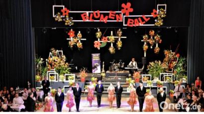 Bild: ps
Der Blumenball zählt zu den wenigen Schwarz-Weiß-Bällen, die in Weiden noch abgehalten werden, und er wird auch nächstes Jahr wieder die Max-Reger-Halle füllen.