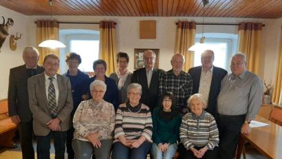Bild: Reindl/exb
Ehrungen beim VdK Poppenreuth: Vorne von links Gudrun Stobitzer, Renate Hellerl, Martina Hellerl, Babette Lenhard. Hinten von links Reinhard Köllner, Zweiter Bürgermeister Karl Busch, Rosemarie Köllner, Brigitte Strenge, Gerlinde Fachtan, Willibald Reindl, Reiner Köther, Reinhard Schön, Willibald Schöppl.