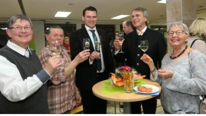 Bild: Hirsch
Regierungspräsident Axel Bartelt (Zweiter von rechts) und Landrat Thomas Ebeling stießen mit den Seniorenvertretern an und bedankten sich für die ehrenamtliche Arbeit.