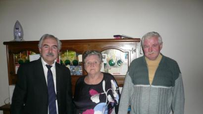 Bild: bey
Rosa Wager feiert ihren 80. Geburtstag. Bürgermeister Karl-Heinz Preißer (links) überbrachte die Glückwünsche des Marktes Luhe-Wildenau. Lebensgefährte Johann Krause wünscht seiner Partnerin natürlich auch alles Gute.