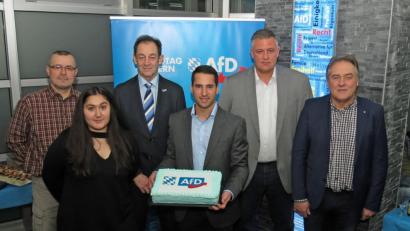 Bild: Dobmeier
Die Landtagsabgeordneten Roland Magerl (Zweiter von rechts) und Stefan Löw (mit Torte) begrüßen zur AfD-Bürgerbüroeröffnung zahlreiche Gäste mit den Weidener Stadtratsspitzenkandidaten Manfred Schiller (rechts) und Ewa-Nellina Marino.