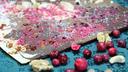 Bild: Matthias Würfl 
Mit Cranberries, Nüssen oder Lavendelblüten kommt Farbe auf die Schokolade.