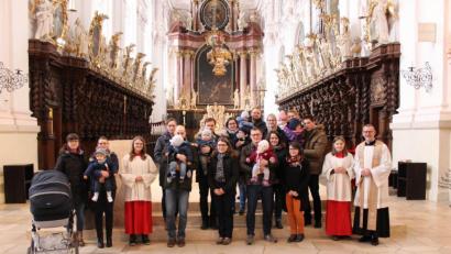 Bild: exb
Stadtpfarrer Thomas Vogl (rechts) mit den Eltern und ihren Kindern beim Tauferinnerungsfest in der Basilika Waldsassen.
