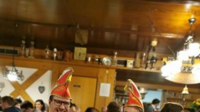 Bild: zth
Den beiden Präsidenten Dennis Gruber (rechts) und Christian Ferstl (linke) ist die Vorfreude auf den Faschingszug am 23. Februar anzusehen.