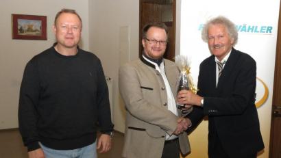 Bild: Dobmeier
Die Freien Wähler mit Vorsitzendem Bernhard Schlicht (rechts) und seinem Stellvertreter Bernhard Herzog (links) danken Stadtplaner Martin Kohl für das Impulsreferat zur Westumgehung Neunkirchen.