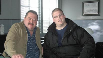 Bild: Kunz
Alexander Grundler spricht mit dem TV-Hauptkommissar im Polizeibüro der Rosenheim-Cops.