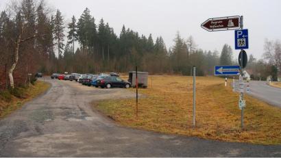 Bild: bsc
„Parkplatz Weißenstein“ ist ab sofort die offizielle Bezeichnung des gerne gewählten Startpunkts zu Wanderungen im Steinwald. Den Wanderparkplatz erreichen Ortsunkundige von Friedenfels kommend auf der Staatsstraße nach Poppenreuth nach fünf Kilometern auf der linken Seite.