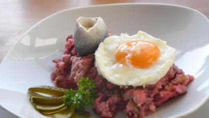 Bild: Gabi Schönberger
Serviert wird Labskaus traditionell mit Rollmops, Spiegelei und sauerer Gurke.