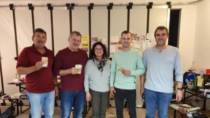 Bild: wih
Zweiter Vorsitzender Thomas Milde (rechts) freut sich mit den Gewinnern des Preisschafkopfs der DJK Gebenbach. Eine Kiste Bier und neue Spielkarten trösten Andrea Sebast-Birner über den letzten Platz hinweg. Erster wird Timo Kohler (Zweiter von rechts), den zweiten Platz macht Jürgen Bernhard (Zweiter von links), Karlheinz Klier wird Dritter.