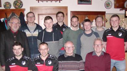 Bild: tok
Das neugewählte Führungsteam des SV Wurz mit (stehend, von links) Bürgermeister Rudolf Schopper, Sven Gleißner, Matthias Bösl, Christian Pausch, Christian Fritsch, Stefan Fütterer, Tim Schlecht und Simon Bösl. Sitzend, von links: Florian Rupprecht, Andreas Fütterer, Reinhold Rupprecht und Heinz Siebert.
