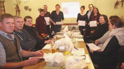 Bild: Hirsch
Die CWG-Kandidaten Lucia Mois, Manfred Wendl, Bettina Bihler, Christina Bauer, Jürgen Neuber und Daniela Schönberger (stehend von links) stellten das Wahlprogramm der "Christlichen Wählergemeinschaft" für die Stadt und den Landkreis Schwandorf vor.