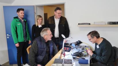 Bild: rha
Mit Projektleiterin Linda Trager vom ZEN freuen sich auch Bürgermeister Hans-Martin Schertl (hinten rechts) und Jacob Kohler vom Jugendtreff (links) über das große Interesse am Repair-Café in Vilseck. Fünf sachkundige Reparateure kümmern sich am Eröffnungstag um defekte Gegenstände.
