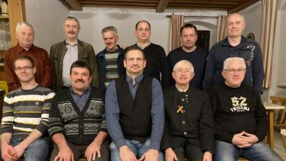 Bild: eig
Die achtköpfige Kandidatenriege der Freien Wähler mit ihren Ehrengästen; vorn der Listenführer Josef Bäumler (Zweiter von links).