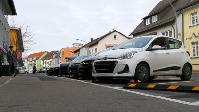 Bild: ass
Schluss mit dem kunterbunten Parken in der Fleurystraße. Die gelb-schwarzen (Amberger Stadtfarben) Barrieren schützen die Fußgänger und die Radfahrer.