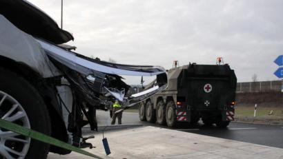 Bild: za
Total eingedrückt wurde der Frontbereich des Pkw bei dem Zusammenstoß mit dem Panzer. Laut Polizei entstand an dem Auto Totalschaden.