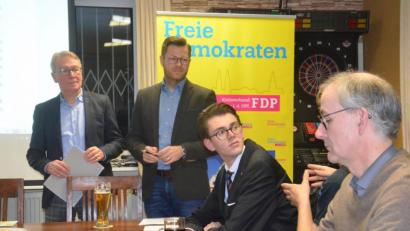 Bild: Kunz
Die Weidener Liberalen stellen ihr umfangreiches Kommunalprogramm vor. Unter dem Slogan "Wer Weiden liebt" werden Themen wie Sicherheit, Sauberkeit und Nachhaltigkeit angesprochen.