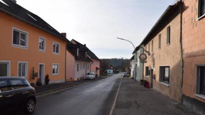 Bild: fz
Die Sanierung der Ortsdurchfahrt Schwand (Straße, Wasser, Kanal) wird 1,95 Millionen Euro verschlingen.