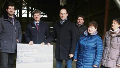 Bild: jrh
Stallgespräch vor der Grünen Woche: (von links) Milchbauer Bernhard Wiesner, Kreisobmann Peter Beer, Vize-BBV-Bezirkspräsident Ely Eibisch, Landwirt Martin Bäuml, Kreisbäuerin Brigitte Trummer und Hofherrin Heidi Wiesner.