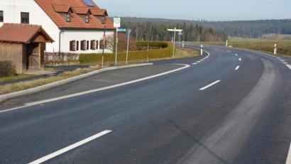 Bild: jr
In diesem Bereich der Bushaltestelle (links) an der TIR 40 fordern die Gemeinderäte Tempo 70, zumal die Haltestelle in einem Kurvenbereich liegt.