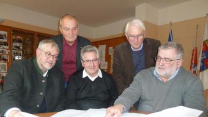 Bild: Portner
Bürgermeister Armin Schärtl (von rechts) begutachtet zusammen mit Stellvertreter Kurt Koppmann, Stadtpfarrer Hannes Lorenz, Amtsleiter Reinhard Schlosser und BRK-Kreisgeschäftsführer Otto-Josef Langenhan den Vorentwurf für die Übergangslösung des städtischen Kindergartens in Modul-Bauweise.