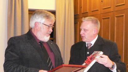 Bild: lep
Bürgermeister Jürgen Kürzinger (rechts) dankt Albrecht Heimberg für sein großes ehrenamtliches Engagement. Sein Wirken ist nicht nur den Migranten zugutegekommen, sondern der ganzen Marktgemeinde.