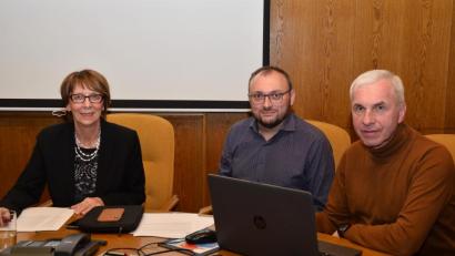 Bild: fjo
Bürgermeisterin Margit Kirzinger und ihr Stellvertreter Markus Bauriedl freuen sich mit Kämmerer Karl Schmid (von links) über den ausgeglichenen Rekordhaushalt ohne jegliche Verschuldung.