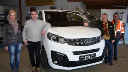 Bild: wro
Das neue Gemeindemobil wurde im Autohaus Strobl von Bauhofleiter Michael Klarner, Bürgermeister Toni Dutz (von rechts) und Verwaltungsangestellter Sabine Saller (links) am Montag übernommen. Ralf Strobl (Zweiter von links) erklärte die Details des Kleinbusses.