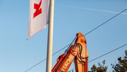 Bild: Hösamer
Beim Abladen eines Baggers kappte der Ausleger eine Stromleitung. Die Spur des Kontakts ist zu erkennen.