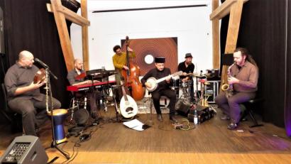 Bild: ubb
Harrycane Orchestra lässt die Kunsthausbühne zum musikalischen Kunstwerk werden.