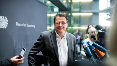 Bild: Bernd von Jutrczenka
Der AfD-Bundestagsabgeordnete Stephan Brandner spricht mit Journalisten im Bundestag.