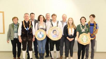 Bild: ffl
Die Ehenbachtaler Schützen aus Holzhammer küren ihre neuen Würdenträger (von links): OSB-Vizepräsidentin Herta Zeiler, Vorsitzender Hans-Jürgen Ulrich, Zweiter Bürgermeister Uwe Bergmann, Schützenliesl Michaela Prüll, Bürgermeister Josef Reindl, Schützenkönig Klaus Uschald, Stadtrat Marcus Eichenmüller, Hanna Pröls, Sonja Prüll und Wolfgang Biller.