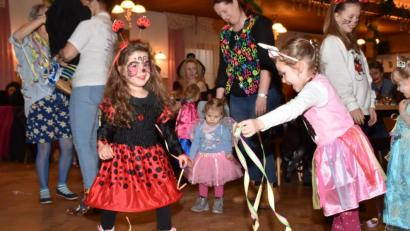Bild: hcz
Marienkäferchen, Einhorn und in der Mitte ein kleiner Schmetterling: Alle haben ihren Spaß beim Kinderfasching der "Altbairischen".