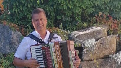 Bild: M. Ponader
Seit vielen Jahren ist Michael Ponader in der Volks - und Unterhaltungsmusik, in der Blasmusik oder als Alleinunterhalter mit dem Akkordeon unterwegs. Bei den „Flotten Saiten“ spielt er auf der Zither traditionelle Volksmusik. Zusammen mit seinen Söhnen, bekannt als „Ponader Boum“, spielt er mit fränkischer - oberpfälzischer Musik auf Feierlichkeiten auf. Zudem ist er als Referent für den Landesverein für Heimatpflege in Sachen Verbreitung der Volksmusik unterwegs.