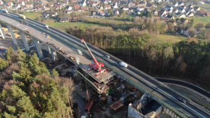 Bild: exb/Autobahndirektion Nordbayern
Es tut sich gehörig etwas auf der Brückenbaustelle Unterrieden an der A6 zwischen Alfeld und Altdorf: Auch in den kommenden Wochen wird die Brücke peu à peu abgebaut.