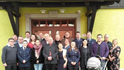 Bild: rfi
Glückwünsche in reichem Maße gab es für Pfarrer Wilhelm Bauer (vorne, Vierte von links) zu seinem 70. Geburtstag. Der Pfarrgemeinderat und die Kirchenverwaltung organisierten zu Ehren seines Jubeltages einen Stehempfang im Pfarrheim.