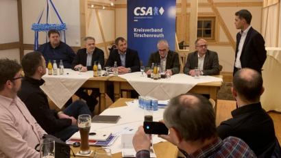 Bild: mez
Die beiden Kreisvorsitzenden Leonhard Zintl (rechts) hatte zusammen mit Huberth Rosner (Tischmitte) je zwei Vertreter aus Politik und Wirtschaft in die Hollerhöfe zum Thema Digitalisierung eingeladen. v.l.: Dr. Josef Scheiber, Roland Grillmeier, Huberth Rosner, Alfred Koch, Roman Schäffler, Leonhard Zintl.