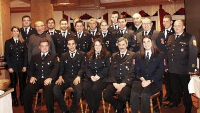 Bild: rfi
Julia Braun (sitzend, Mitte) ist die neue Vorsitzende der Feuerwehr Tännesberg. Stellvertreter sind Josef Kirchberger (sitzend, Zweiter von rechts) und Lukas Eckl (sitzend, Zweiter von links). Neuer Kassier ist Constantin Rom (sitzend, links).