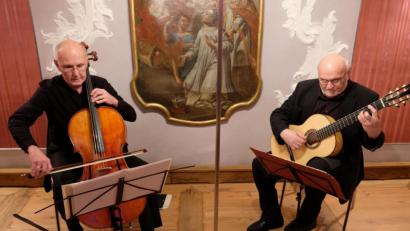 Bild: do
Im Musiksaal von Kloster Speinshart verschmelzen Cello und Gitarre zu einer faszinierenden Einheit. Das Duo "Concertant" - Cellist Mathias Hartmann und Gitarrist Günter Münch (von links) - bietet ein mitreißendes Hörerlebnis