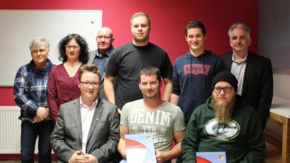Bild: exb
Treue Musiker sind bei der Jahreshauptversammlung ausgezeichnet worden. Stehend von links Claudia Friedrich, Christine Ullrich und Gerhard Engel (Musikbund), Daniel Bothe, Luca Frank, Alexander Riedl sowie sitzend (von links) Stephan Sölch, Patrick Plötz und Dominik Hautmann.