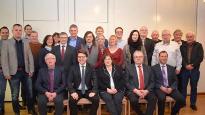 Bild: bnr
Mit seiner Kandidatenliste für die Stadtratswahl bildet der SPD-Ortsverband breite Schichten der Bevölkerung ab. Die Kandidaten finden prominente Unterstützung in MdB Marianne Schieder (vorne Mitte), Ehrenbürger Georg Pfannenstein (vorne Zweiter von rechts) und Landratskandidat Peter Wein (vorne Zweiter von links).