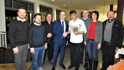 Bild: ubb
Sascha Migge aus München, Michael Dutz und Oliver Zrenner aus Wiesau, Bürgermeister Bernd Sommer, Pächter Hassan Dalati, Integrationsbeauftragter Markus Scharnagl, Pfarrgemeinderatssprecherin Sabine Ernstberger und Pfarrvikar Markus Hochheimer (von links) bei der Eröffnung des neuen Lokals.