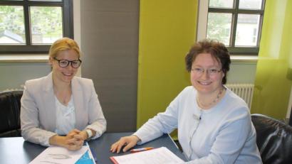 Bild: Landratsamt Wunsiedel/exb
Das Team der "Gesundheitsregion Plus" im Landkreis Wunsiedel: Links Nina Ziesel, rechts Martina Busch.