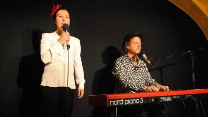 Bild: gag
Isabelle Scheiber als „Sternchen“ und Ramon Bessel sind nicht nur ein erbauliches Duo, sondern singen bei ihrem Konzert im Schmidt-Haus auch poetisch, tragisch, spaßig über das Leben.