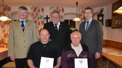 Bild: gi
Kamerad Manfred Krämer wurde für 25-jährige Treue und Ehrenmitglied Karl Meiller für 60-jährige Zugehörigkeit mit Treue-Nadel und Urkunde vom Bayerischen Soldentenbund ausgezeichnet (von links). Dazu gratulierten Vorsitzender Hans Höcker, Kreisvorsitzenden Richard Berger und Bürgermeister Hermann Ach (stehend von links).