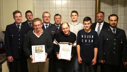 Bild: fvo
Die Feuerwehr Spielberg mit ihren Geehrten und den Neuaufnahmen Simon Grötsch (Dritter von rechts) und Jonas Prößl (Vierter von rechts).