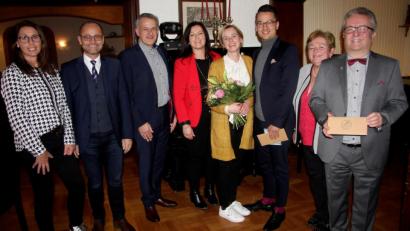 Bild: wro
Im Mittelpunkt des Abends standen die Ehrungen für Bernhard Söllner, Roland Grillmeier und Toni Dutz. Im Bild (von links) Sabine und stellv. Landrat Alfred Scheidler, stellv. Landrat Roland Grillmeier und seine Frau Claudia, Melanie und Bernhard Söllner, Evi und Toni Dutz.