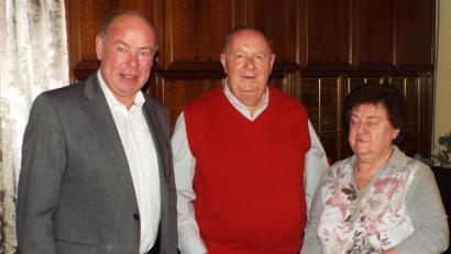 Bild: e
Bürgermeister Roland Strehl (links) gratuliert Anton Hipfner, hier mit Ehefrau Anita, zum 80. Geburtstag.